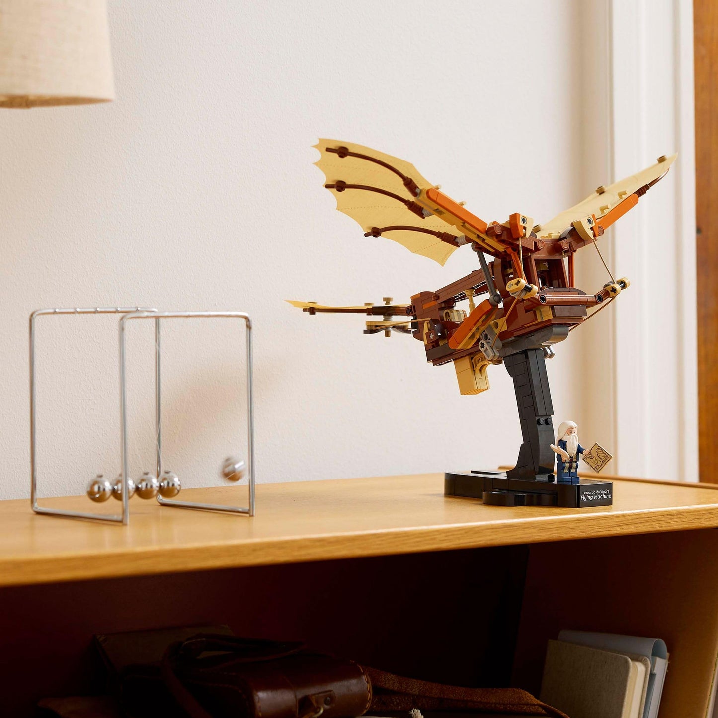 LEGO Icons Máquina Voladora de Leonardo da Vinci, Maqueta de Ornitóptero para Adultos, Regalo para Hombres y Mujeres Amantes de la Historia y las Manualidades, Decoración de Salón y Dormitorio 10363