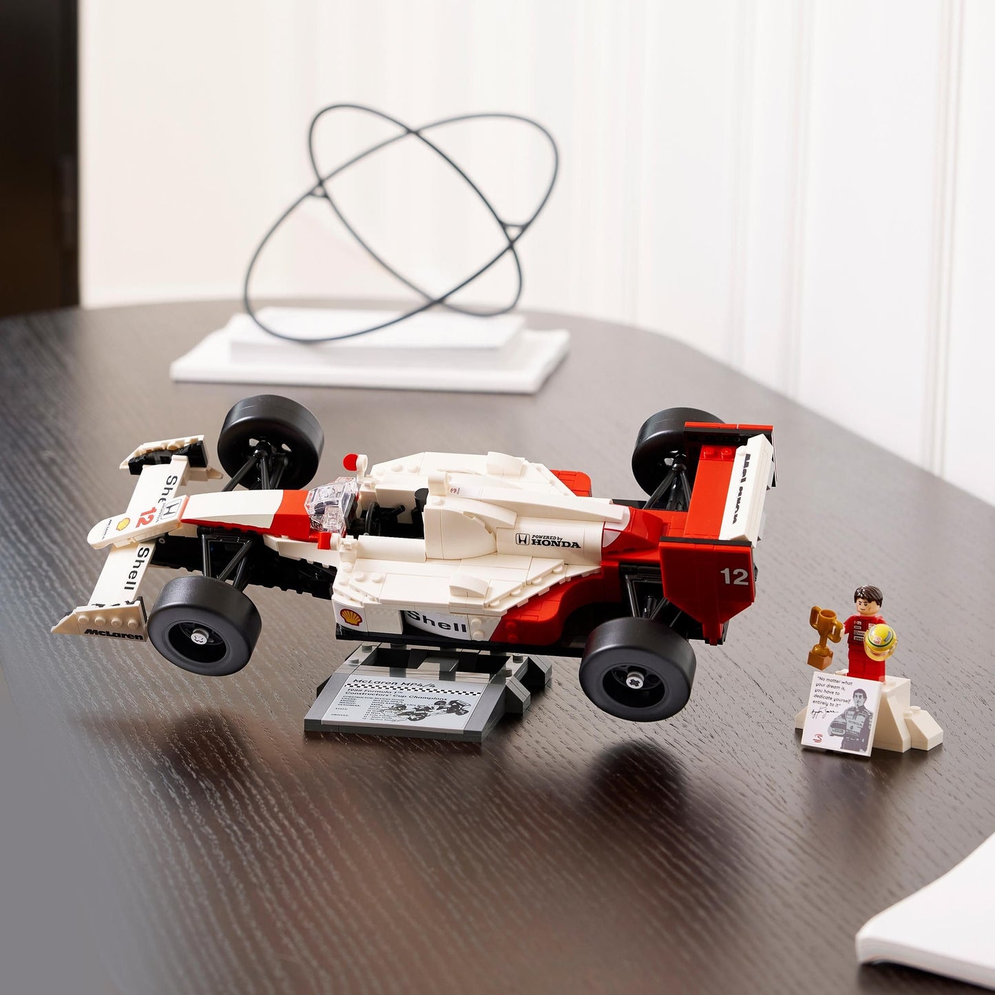 LEGO Icons McLaren MP4/4 con Minifigura de Ayrton Senna, Maqueta de Coche de Fórmula 1 para Adultos, Set de Construcción Coleccionable, Decoración para Hogar u Oficina, Regalo para Aficionados al Motor 10330