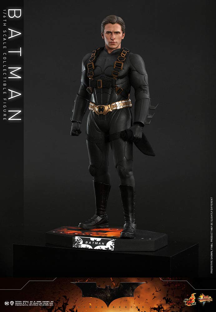 Hot Toys Figura Coleccionable Batman 1:6 – Batman Begins, Multicolor, 30 cm, Detalles Realistas y Traje con Texturas, Accesorios Incluidos