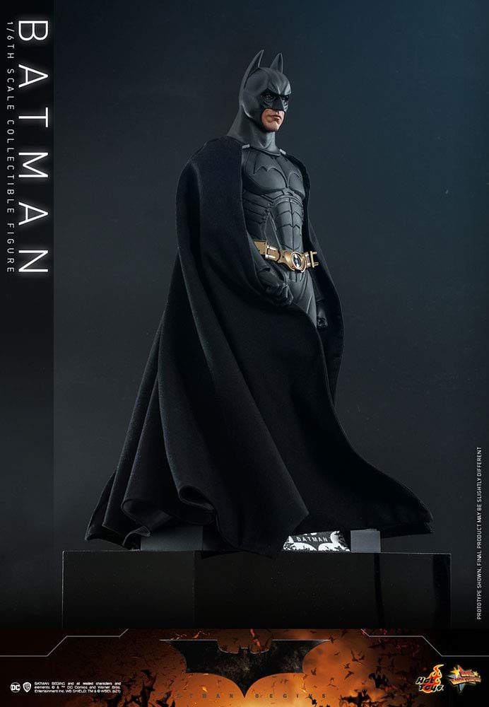 Hot Toys Figura Coleccionable Batman 1:6 – Batman Begins, Multicolor, 30 cm, Detalles Realistas y Traje con Texturas, Accesorios Incluidos