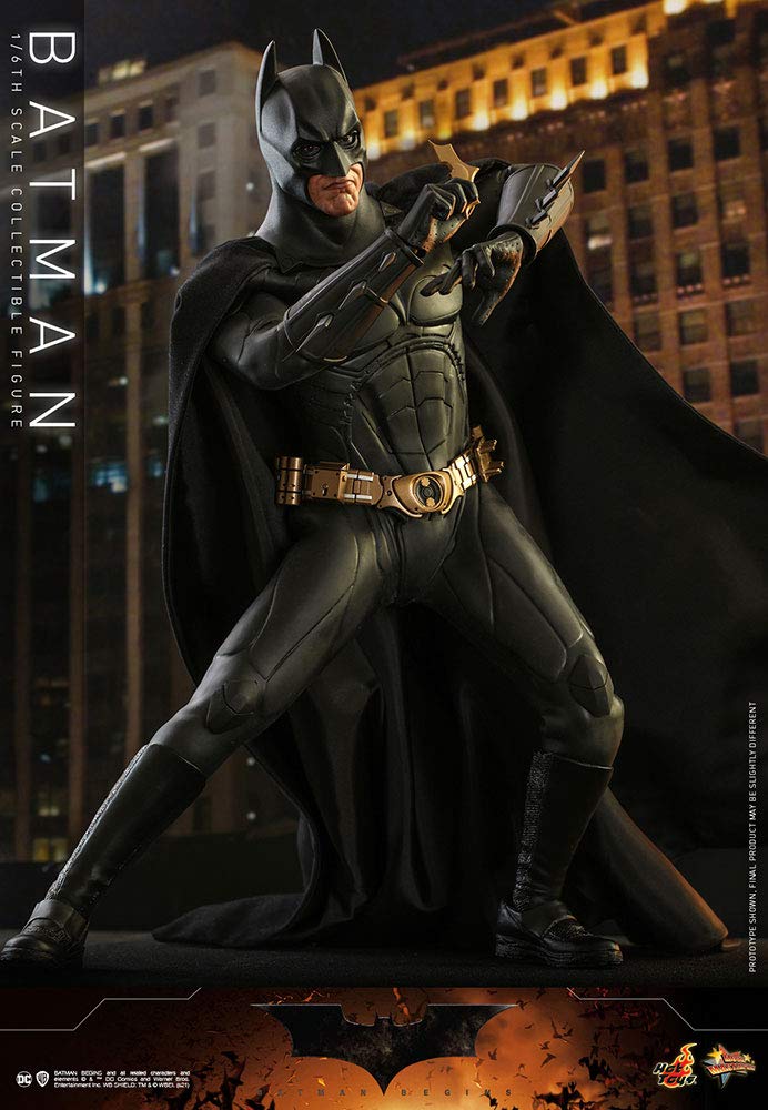 Hot Toys Figura Coleccionable Batman 1:6 – Batman Begins, Multicolor, 30 cm, Detalles Realistas y Traje con Texturas, Accesorios Incluidos
