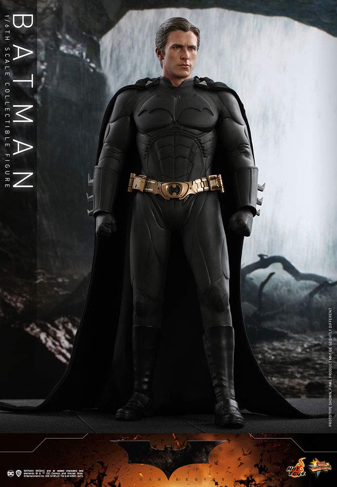 Hot Toys Figura Coleccionable Batman 1:6 – Batman Begins, Multicolor, 30 cm, Detalles Realistas y Traje con Texturas, Accesorios Incluidos