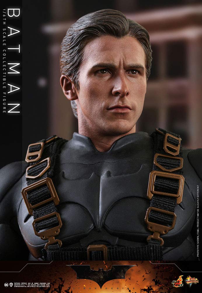 Hot Toys Figura Coleccionable Batman 1:6 – Batman Begins, Multicolor, 30 cm, Detalles Realistas y Traje con Texturas, Accesorios Incluidos