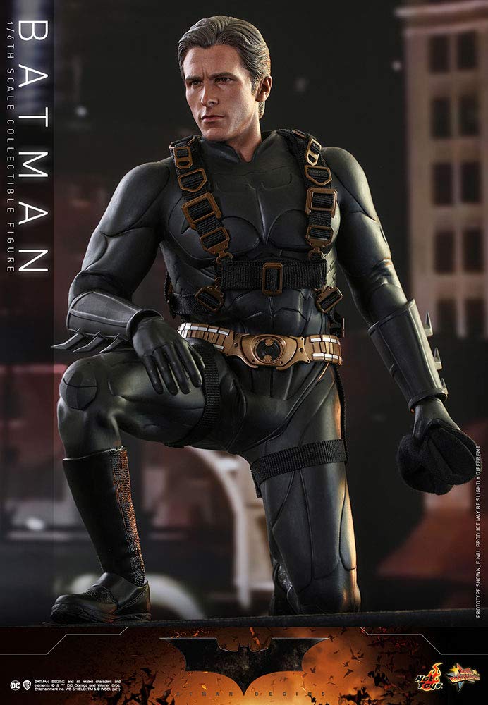Hot Toys Figura Coleccionable Batman 1:6 – Batman Begins, Multicolor, 30 cm, Detalles Realistas y Traje con Texturas, Accesorios Incluidos