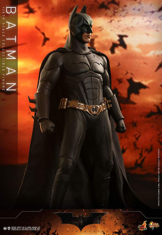 Hot Toys Figura Coleccionable Batman 1:6 – Batman Begins, Multicolor, 30 cm, Detalles Realistas y Traje con Texturas, Accesorios Incluidos