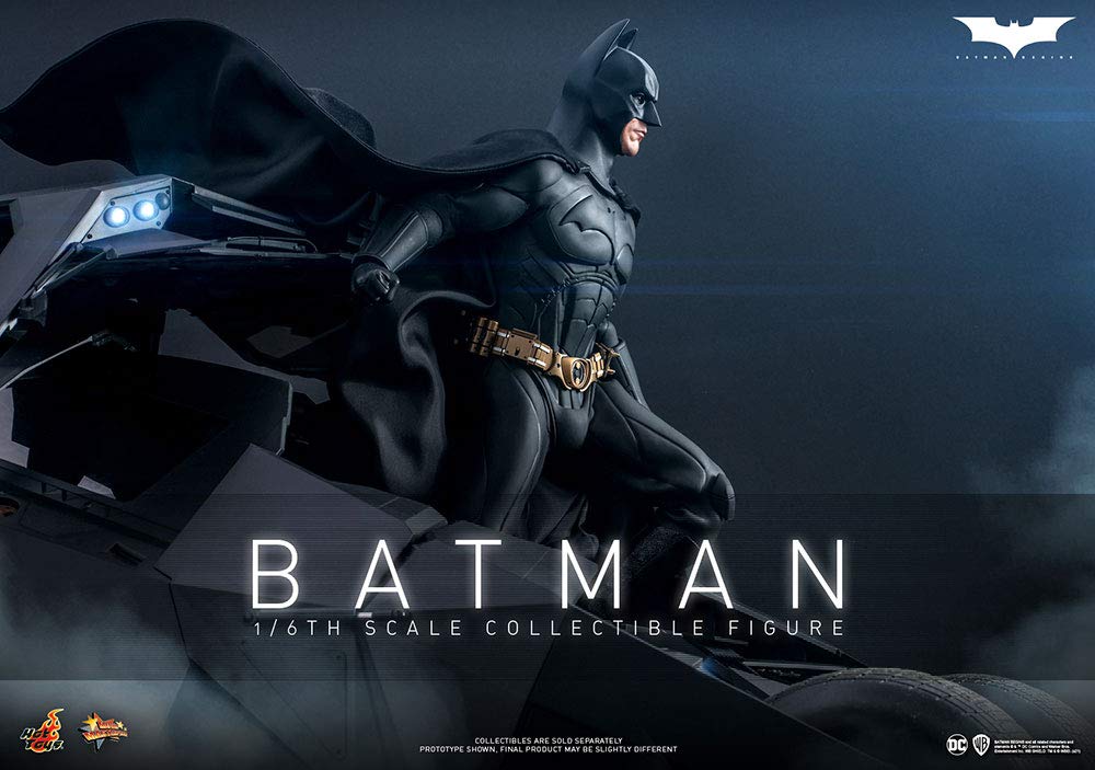 Hot Toys Figura Coleccionable Batman 1:6 – Batman Begins, Multicolor, 30 cm, Detalles Realistas y Traje con Texturas, Accesorios Incluidos