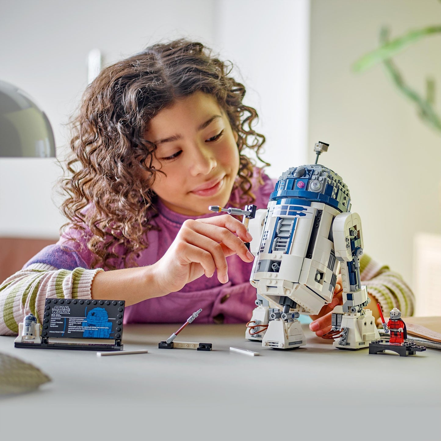 LEGO Star Wars R2-D2 Figura Articulada con Cabeza Giratoria, Periscopio y Herramientas, Incluye Minifigura de Darth Malak, Set de Construcción para Niños de 10+ Años, Fans y Coleccionistas 75379