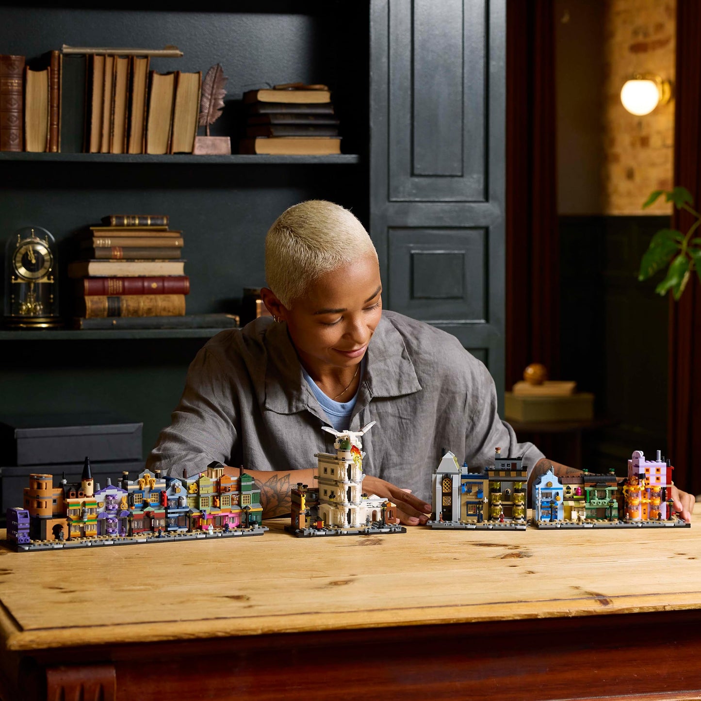 LEGO Harry Potter Tiendas Mágicas del Callejón Diagon 76444, Maqueta para Adultos con 12 Micro Figuras y Autobús Noctámbulo, Set de Construcción Coleccionable