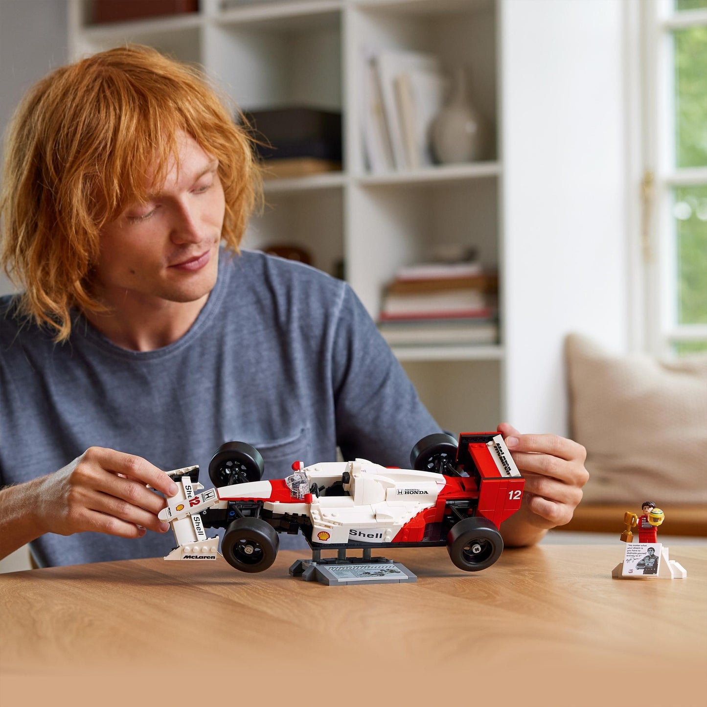 LEGO Icons McLaren MP4/4 con Minifigura de Ayrton Senna, Maqueta de Coche de Fórmula 1 para Adultos, Set de Construcción Coleccionable, Decoración para Hogar u Oficina, Regalo para Aficionados al Motor 10330